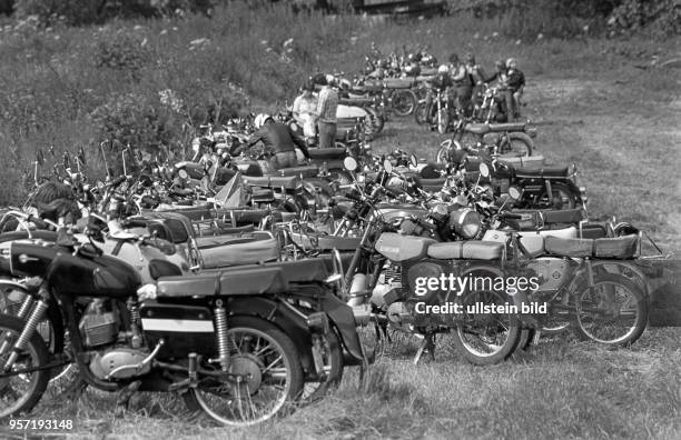 Zahlreiche abgestellte Krads im Naherholungsgebiet Vatteröder Teich , wo das 19. Pressefest des "Mansfeld Echo" stattfindet, aufgenommen im Juli 1980...