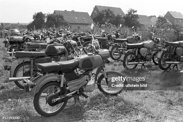 Zahlreiche abgestellte Krads im Naherholungsgebiet Vatteröder Teich , wo das 19. Pressefest des "Mansfeld Echo" stattfindet, aufgenommen im Juli 1980...