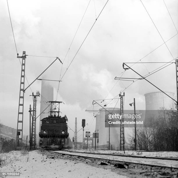 Ein Güterzug verlässt das Kraftwerk Trattendorf, nachdem er Braunkohle geliefert hat, aufgenommen im Januar 1971 in Spremberg.