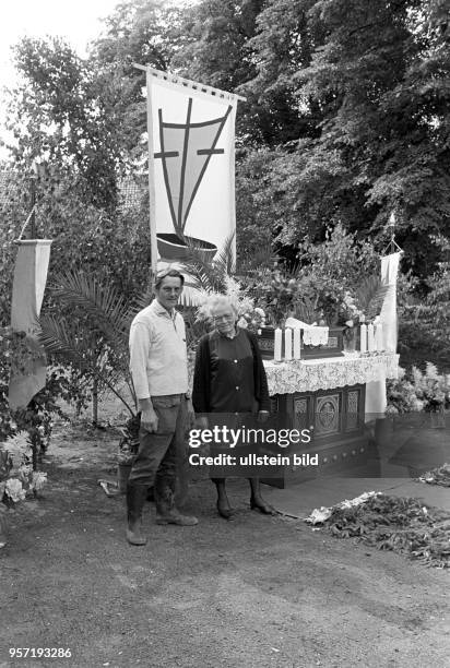 Fronleichnamsprozession in der Gemeinde Helbra an der Kupferrohhütte im Mansfelder Land, aufgenommen am . Hier eine alte Frau und ein Mann an einem...