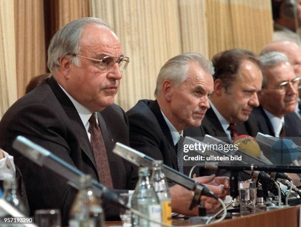 Bundeskanzler Helmut Kohl weilte am 19. Und zu einem Besuch in Dresden. Es war sein erster offizieller Besuch in der DDR. Hier spricht er neben dem...