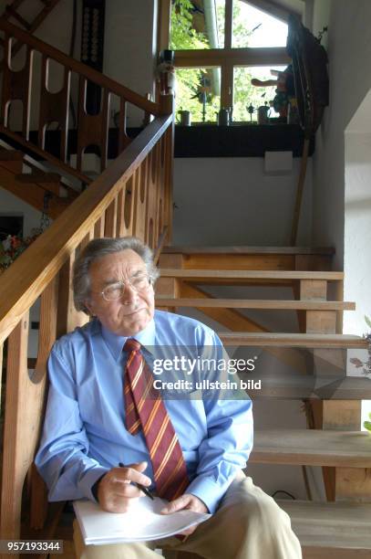 Der Tenor und Weltstar Kammersänger Peter Schreier , der Ende 2005 seine Gesangskarriere beendet, sitzt auf einer Treppe seines Hauses in Dresden,...