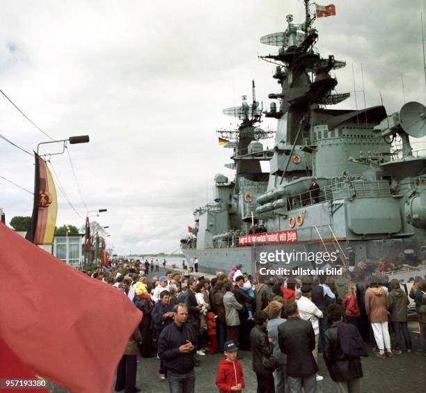 Zur Waffenbrüderschaft 1982 weilt ein Schiffsverband der Baltischen Flotte der UdSSR mit dem Kreuzer "Oktjabrskaja Revoluzija" und dem U-Jagdschiff...