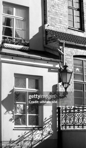 Rostock / Bauwesen / Noerdliche Altstadt / 1984 / Rekonstruktion Rostocker Altstadt / Harmonisch verbinden sich bei der Erneuerung des alten...