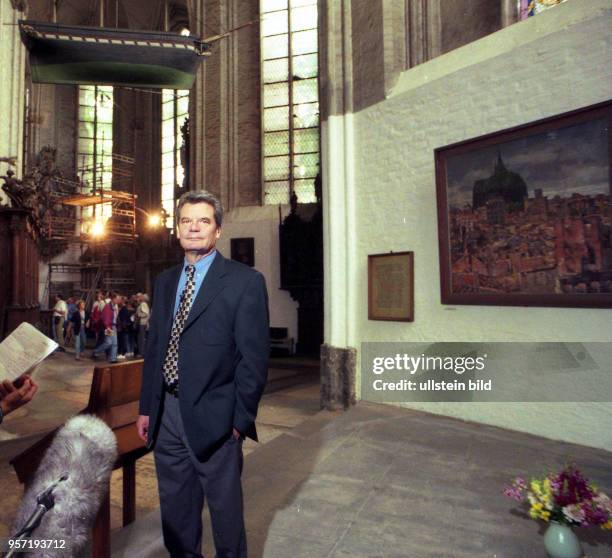 Rostock - Marienkirche / / Fernsehaufnahmen des NDR mit Joachim Gauck , dem Bürgerrechtler und ehemaligen Pastor der Rostocker Marienkirche, seinem...