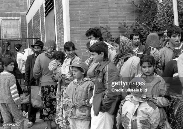 Asylbewerber, vorwiegend Roma- und Sintifamilien, stehen im August 1992 am Eingang zur Zentralen Aufnahmestelle in der Mecklenburger Allee 18 in...