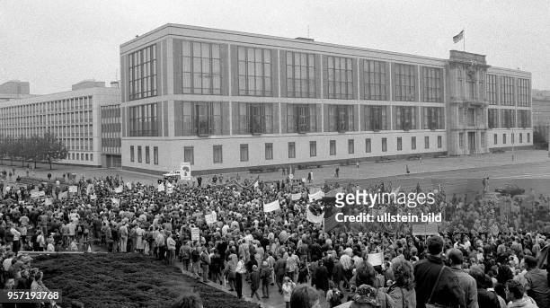 Nahezu eine Million Bürger versammeln sich am auf dem Berliner Alexanderplatz und laufen Richtung Staatsratsgebäude - hier vor dem Palast der...