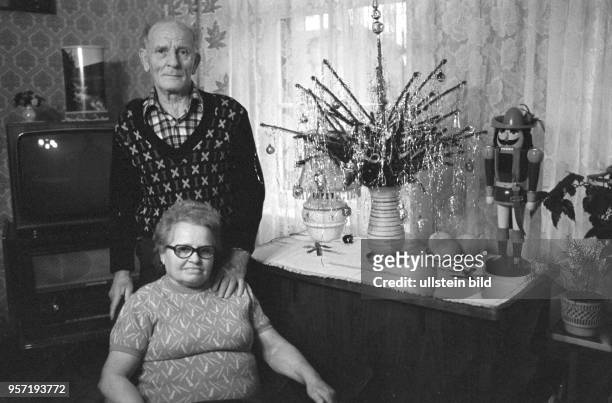 Ein älteres Ehepaar gewährt am in der Wohnung in Helbra dem Fotografen Einblick in seinen Alltag. Auf der Anrichte am Fenster stehen geschmückte...