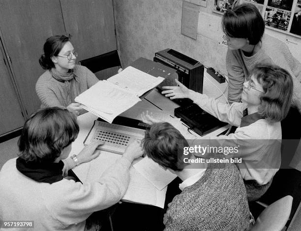 Die Schüler einer Erweiterten Oberschule finden sich in einem Betrieb in Berlin zum Unterricht in der Wissenschaftlich-Praktischen Arbeit zusammen,...