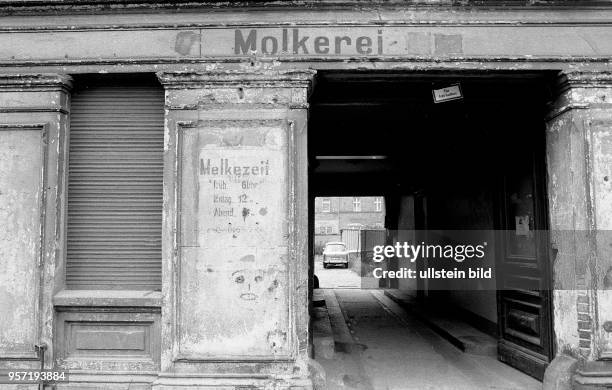 - Über einer alten Eingangstür eines Haues in der Behringstraße im Berliner Stadtteil Baumschulenweg weisst eine alte Schrift auf eine ehemalige...