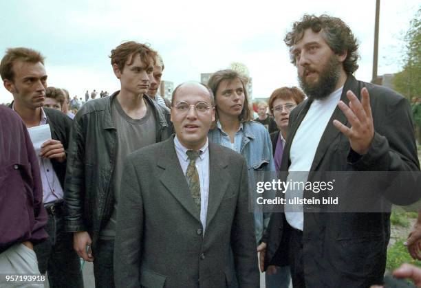 Nach den tagelang andauernden ausländerfeindlichen Krawallen in Rostock-Lichtenhagen findet am 29.8.1992 an gleicher Stelle eine Demonstration gegen...