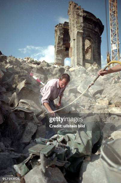 Ein Denkmalexperte legt das am im Schutt an der Ruine der Frauenkirche in Dresden gefundene Turmkreuz mit Kugel und Inhalt frei. Nach der aufwendigen...