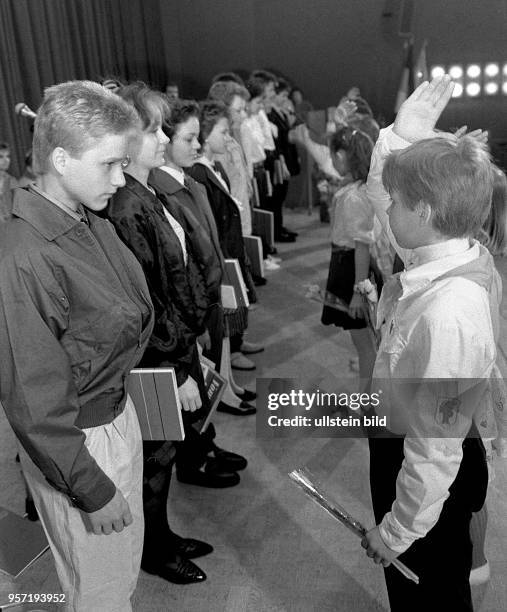 Pioniere gratulieren mit einem Pioniergruß den älteren Mitschülern zur Jugendweihe, aufgenommen im April 1989 in Berlin .