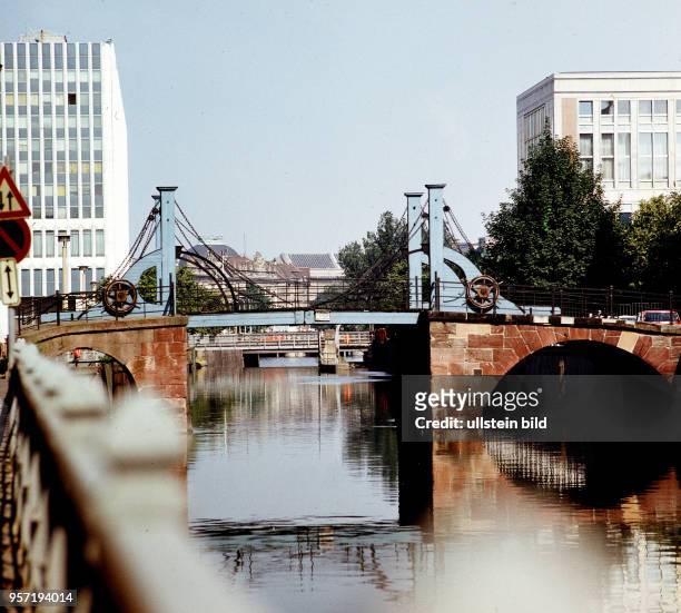 Die im Jahre 1798 als Zugbrücke über den kleinen Spreearm Schleusengraben im heutigen Berlin-Mitte errichtete Jungfernbrücke ist das letzte bis heute...
