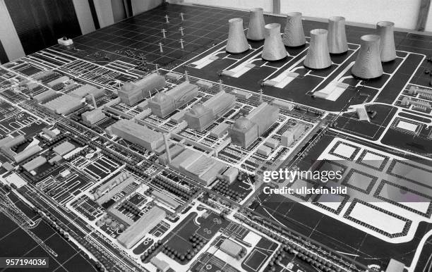 Blick auf das Modell des Kernkraftwerkes Stendal, aufgenommen im Winter 1990. Der in den 1980ern als größtes Kernkraftwerk der DDR geplante und...