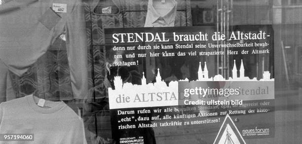 Mit einem Plakat in einem Fenster eines Bekleidungsfachgeschäftes in der Altstadt von Stendal rufen das Neue Forum und die Gesellschaft für...