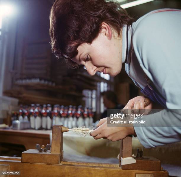 Eine Arbeiterin stellt in einer Werkstatt in Seiffen Spanbäume her, aufgenommen im November 1971. Seiffen ist ein Zentrum der Erzgebirgischen...