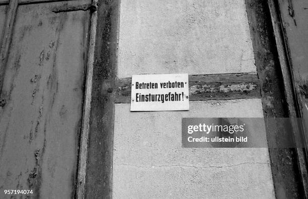 An einer maroden Fachwerkfassade eines abrissgefährdeten Hauses in der Altstadt von Stendal hängt ein Schild mit der Aufschrift "Betreten verboten....