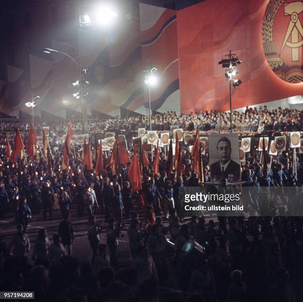 Mit dem Bildnis von KPdSU-Generalsekretär Breshnew, roten fahnen und Symbolen der deutsch-sowjetischen Freundschaft ziehen FDJler zur Feier des 25....