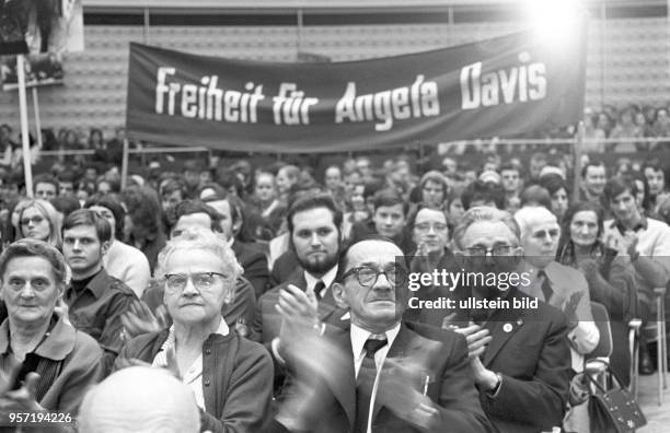 Teilnehmer klatschen bei einer Solidaritätsveranstaltung in der Kongresshalle in Berlin für die inhaftierte US-Bürgerrechtlerin Angela Davis,...