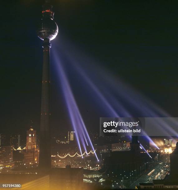 Scheinwerfer beleuchten die Kugel des Fernsehturms im Zentrum von Berlin - Lichteffekte während einer Abendveranstaltung im Rahmen der X....