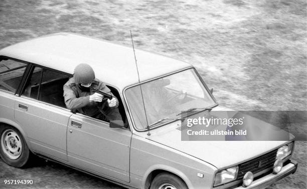 Rostock / Volkspolizei - SEK / 1990 / Schiessen aus einem fahrenden Auto - Uebung des Polizei-Spezial-Einsatzkommando Rostock / Das SEK Rostock...