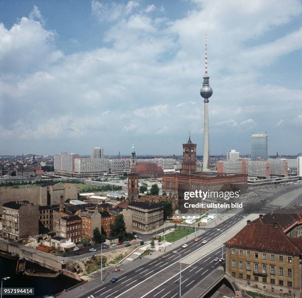 Blick auf das Stadtzentrum von Berlin mit Fernsehturm, Rotes Rathaus und Hochhaus-Hotel Stadt Berlin, undatiertes Foto aus dem Jahr 1974. Vorn auf...