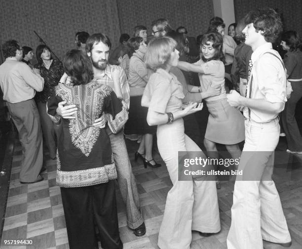 Junge leute beim Jugendtanz in einer Diskothek im Kulturpalast in Dresden, aufgenommen 1976.