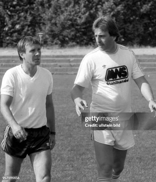 Die Rostocker Hansa-Trainer Uwe Reinders und sein Assistent Jürgen Decker am in Rostock im Vorbereitungstraining auf die neue Saison. Der FC Hansa...