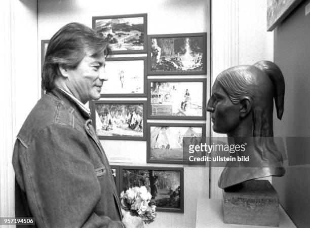 Der Schauspieler Pierre Brice bewundert im Juli 1988 im Karl-May-Museum im sächsischen Radebeul eine Büste der Roman-Figur "Winnetou". Vor allem der...