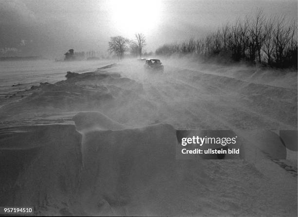 Rostock / Schneechaos um Rostock / 80iger Jahre/ Schneesturm und meterhohe Verwehungen auf Strassen und Wegen rund um Rostock, haben zu erschwerten...