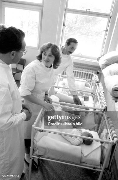 Die Eltern der Vierlinge Kathleen, Markus, Mariann und Bianca holen ihre Kinder im Juli 1985 aus der Medizinischen Akademie Dresden ab. Nach ihrer...