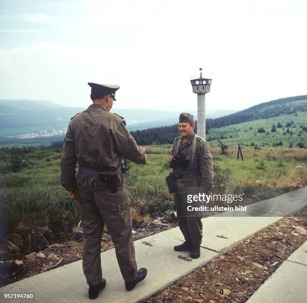 An der Staatsgrenze der DDR zur Bundesrepublik Deutschland im Harz bei Elend spricht Generaloberst Koschke von den Grenztruppen der Nationalen...