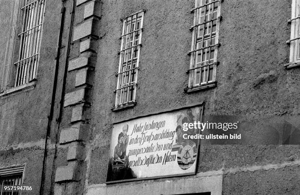 Das "Jugendhaus" Ichtershausen im Bezirk Erfurt im Dezember 1989. Über der Torfahrt hängt ein Schild mit der Aufschrift "Hohe Leistungen in der...