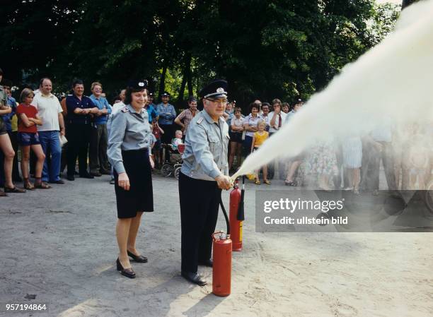 Die Wirkung verschiedener Handfeuerlöscher werden bei einer Schau-Vorführung im Rahmen der Feierlichkeiten zum 100. Jahrestag der Feuerwehr von...