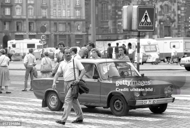 Kraftfahrer ignorieren am den Fußgängerübergang am Altmarkt in Dresden. Schnelle Autos und Rücksichtslosigkeit der Verkehrsteilnehmer haben den...