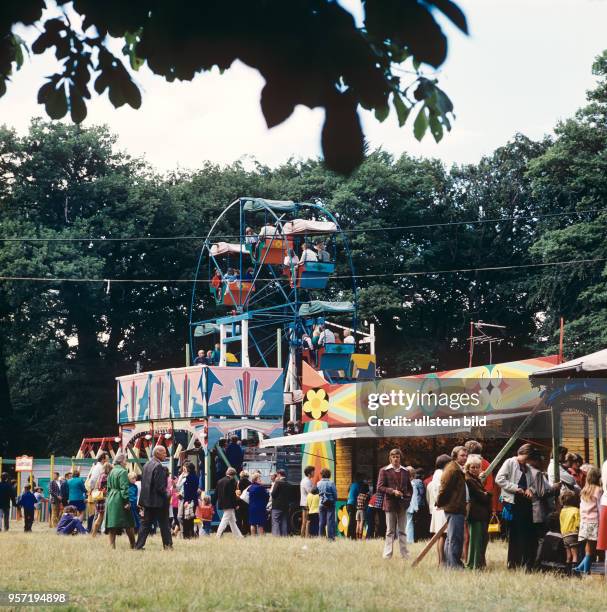 Ein kleines Riesenrad und verschiedene Jahrmarkt-Buden sind Anziehungspunkte beim Volksfest Grasedanz in Hüttenrode im Harz, undatiertes Foto vom...