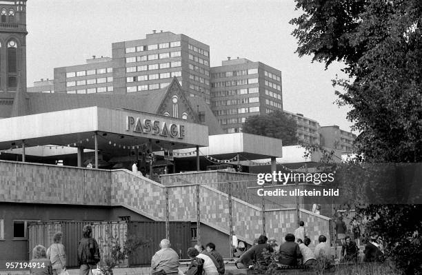 Blick auf die Passage in der Innenstadt von Frankfurt an der Oder, im Hintergrund die Heilig-Kreuz-Kirche, aufgenommen 1988.