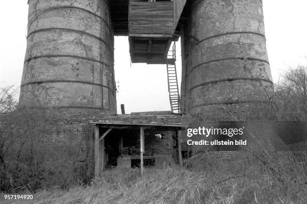 Ein verfallener alter Kalkofen auf einem Industriegelände in Weferlingen im Grenzgebiet der DDR an der innerdeutschen Grenze zwischen Sachsen-Anhalt...