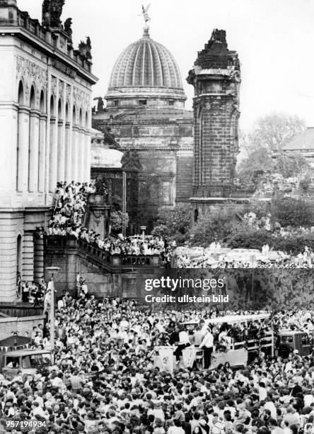 Der Jazz-Umzug zum Abschluss des 16. Dixieland Festivals in Dresden führte im Mai 1986 auch an der Ruine der Frauenkirche vorbei. Im Hintergrund ist...