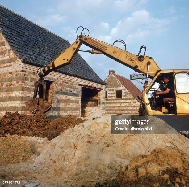 Privater Hausbau bei Weddersleben im Harzvorland - Anschlusgräben werden mit einem Greifer ausgehoben, undatiertes Foto von 1978.