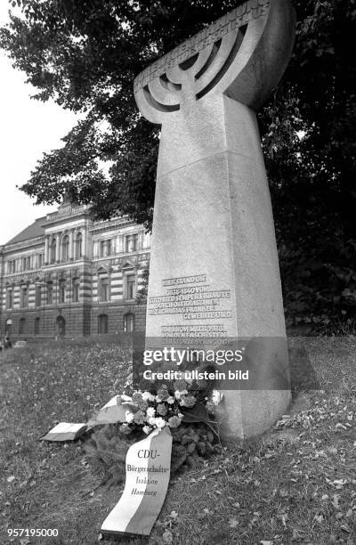 Diese Stele aus Sandstein erinnert an die von Gottfried Semper von 1838 bis 1840 an dieser Stelle errichtete Synagoge in Dresden, aufgenommen im...