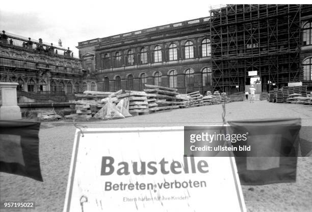 Das Hinweisschild im Zwingerhof in Dresden zeigt es an: hier werden gegenwärtig Bauarbeiten durchgeführt, aufgenommen am . Am Gebäude der...
