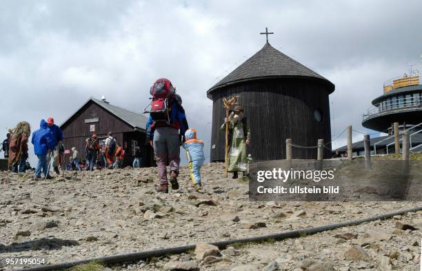 Besucher auf der Spitze der Schneekoppe, dem mit 1602 Meter höchsten Gipfel des Riesengebirges, aufgenommen am . Auf der polnischen Seite der...