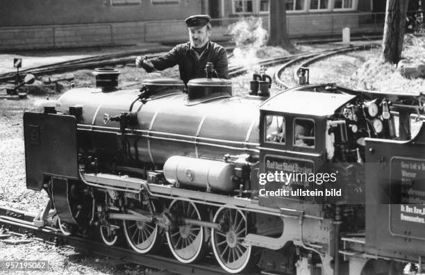 Ein Eisenbahner wartet eine kleine Dampflokomotive der kleinen Eisenbahn im Dresdner Großen Garten, die bis zum Ende der DDR als "Pioniereisenbahn"...