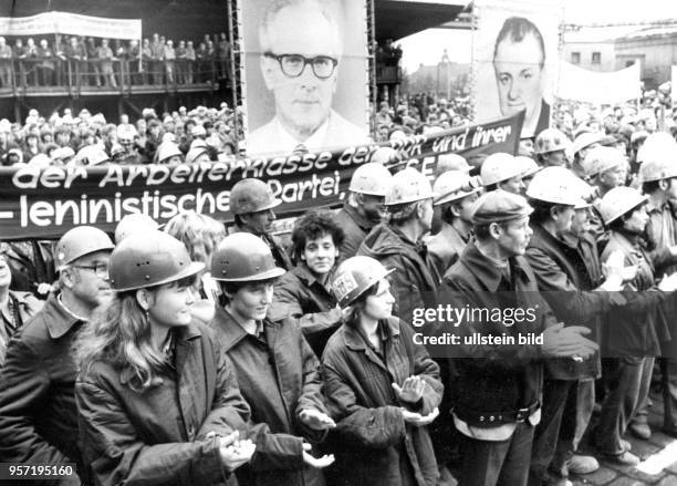 Arbeiter des Stahl- und Walzwerk Riesa applaudieren, bei einer Feier zum Tag der Republik 1984 erhält der Betrieb ein Ehrenbanner des ZK der SED.