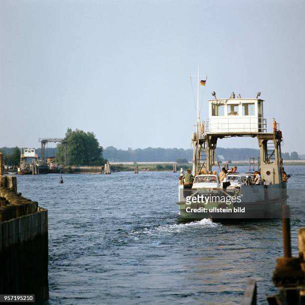 Passagiere und Autos auf der Wittower Fähre zwischen dem Kernland der Insel Rügen und der Halbinsel Wittow, undatiertes Foto von 1981.