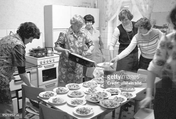 Fasching in Frauenhorst, einem kleinen Stadtteil von Herzberge in Brandenburg. Frauen des Dorfes bereiten ein einfaches Essen für die...