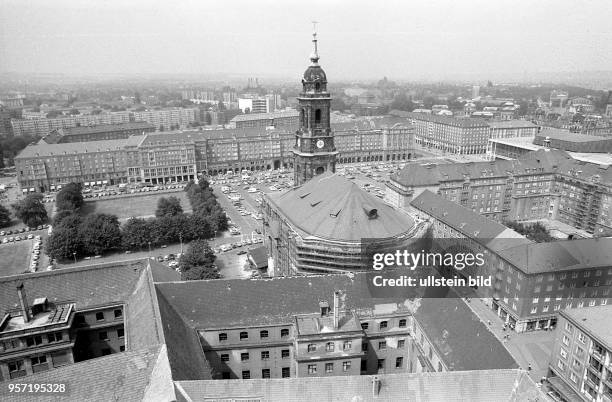 Blick vom Rathausturm über die Kreuzkirche auf das Zentrum von Dresden mti dem Altmarkt, aufgenommen am .