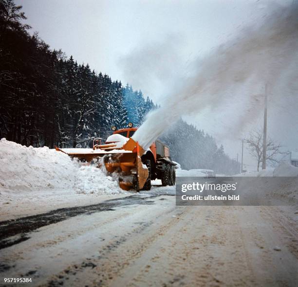 Ein Schneepflug räumt eine Straße am Feldberg im Thüringer Wald, undatiertes Foto von 1982.